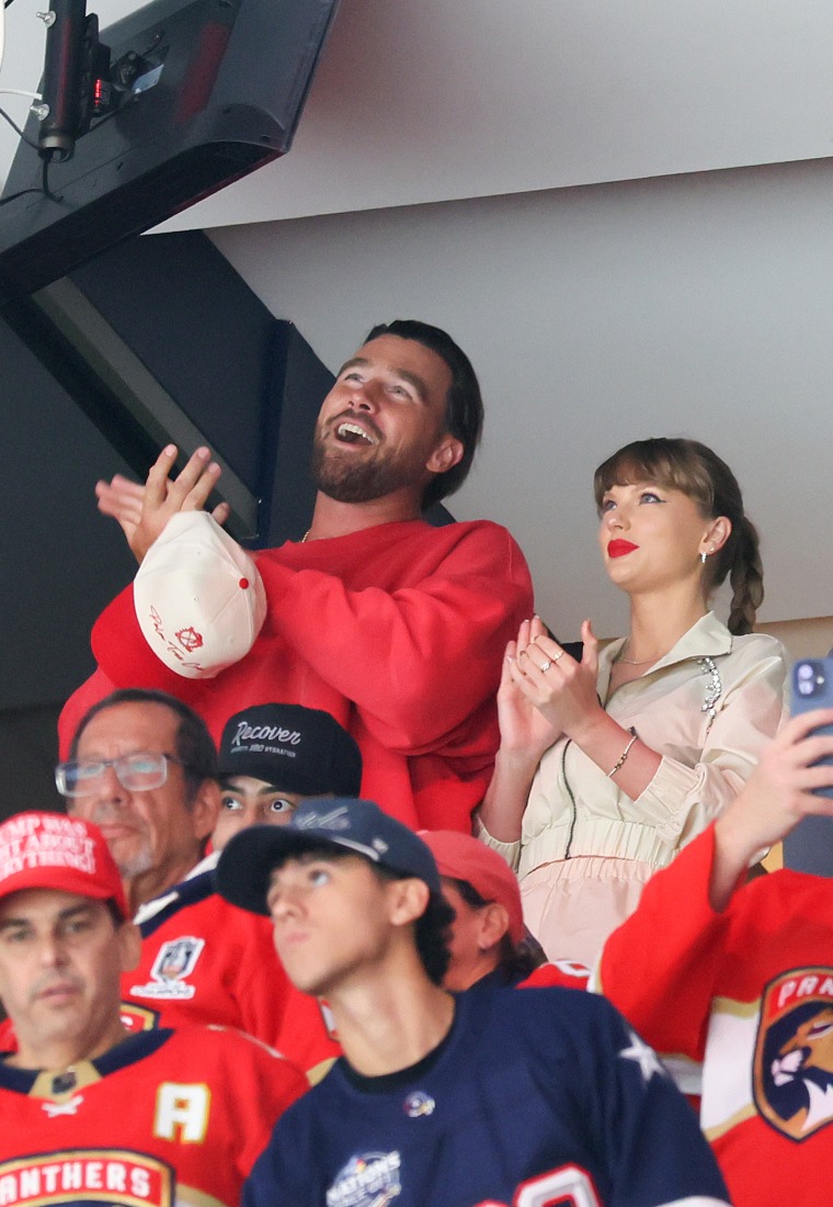 Travis Kelce y Taylor Swift en los Edmonton Oilers y el juego cuatro de los Florida Panthers de la final de la Copa Stanley 2025 en Amerant Bank Arena el 12 de junio de 2025 en Sunrise, Florida.