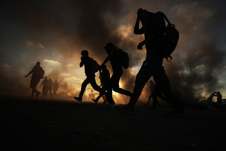 Thousands of Palestinians struggle with hunger in Gaza flock to the Netzarim area to receive humanitarian aid