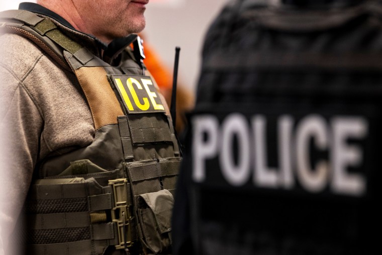 ICE Agents Carry Out Raid On Undocumented Immigrants In Chicago