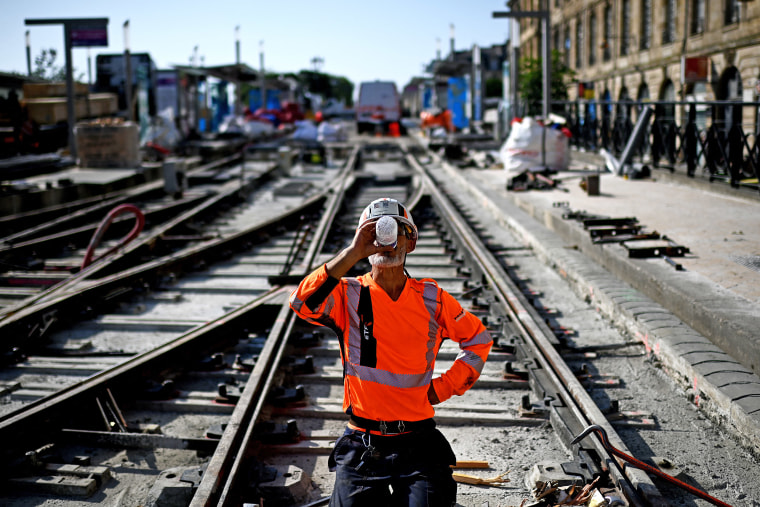 TOPSHOT-FRANCE-WEATHER-HEATWAVE