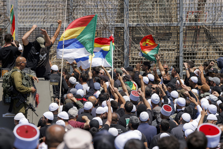 Israeli troops on July 16 sought to control crowds and prevent Druze from crossing the border with Syria, after deadly violence in the country's south that prompted Damascus to send in government forces. Israeli troops on July 16 sought to control crowds and prevent Druze from crossing the border with Syria, after deadly violence in the country's south that prompted Damascus to send in government forces.