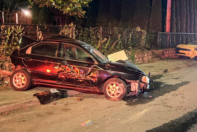 Um carro danificado na rua