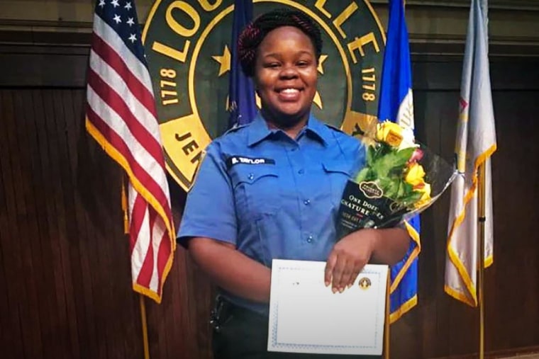 Luisville, Brena Taylor durante uma cerimônia de pós -graduação em KY.