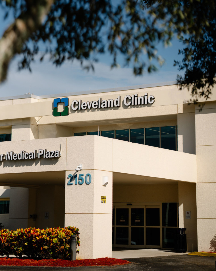 A Cleveland Clinic possui quatro hospitais em toda a costa do tesouro e uma dezenas de pacientes externos.