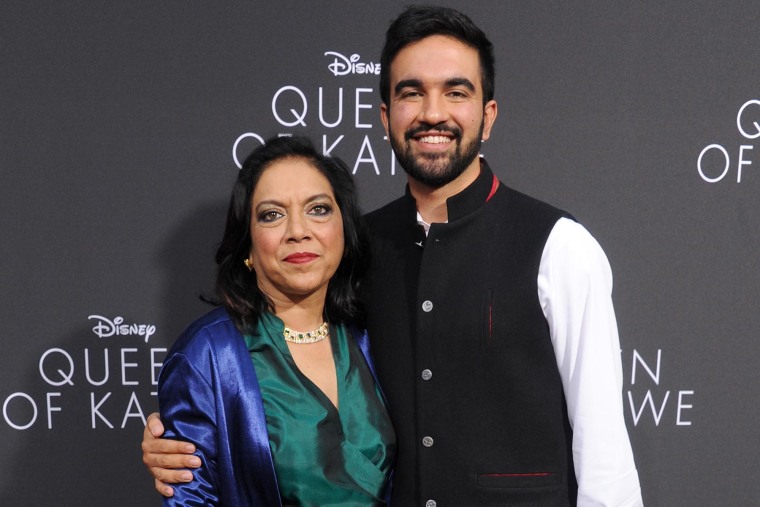 La directora Mira Nair y su hijo Zohran Mamdani llegan al estreno de Disney's "Reina" en 2016.