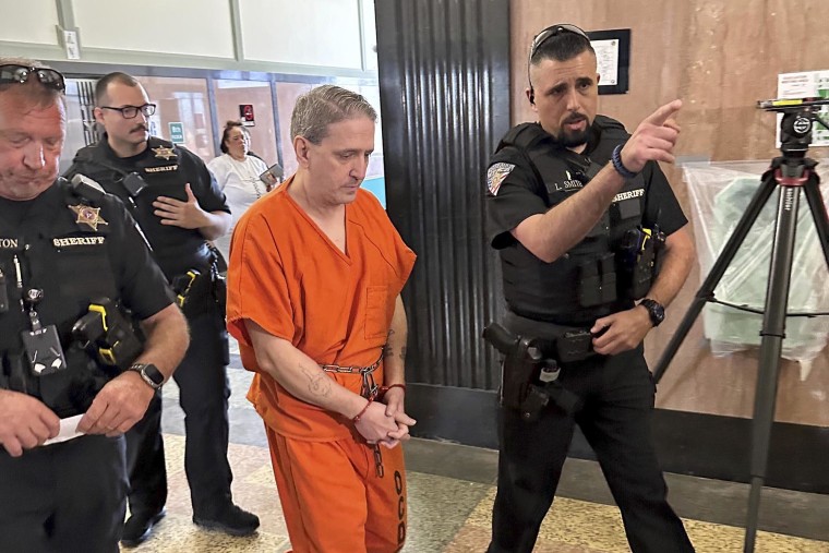 Oklahoma County Sheriff's deputies lead Richard Glossip into court