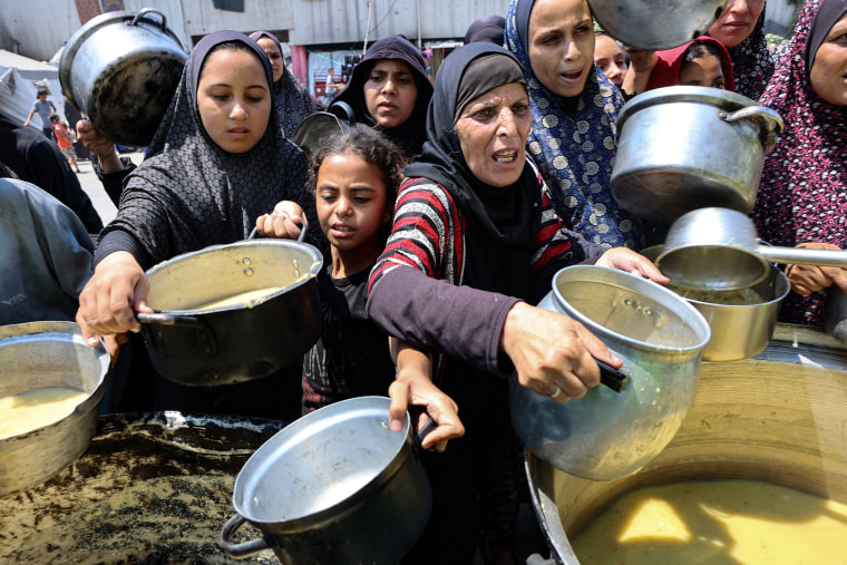 Image: israeli palestinian conflict food aid distribution lentil soup women child