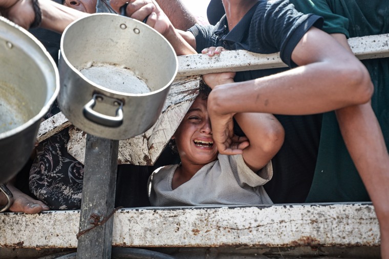 Palestinians queue for hot meals amid worsening crisis in Gaza
