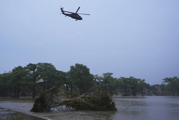 Un helicóptero que es parte de las operaciones de rescate sobrevuela el río Guadalupe la tarde del 4 de julio de 2025 en Kerrville, Texas.