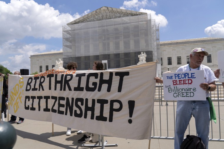 Manifestantes sostienen una pancarta durante una manifestación por la ciudadanía frente a la Corte Suprema Washington, D.C., el 15 de mayo de 2025.