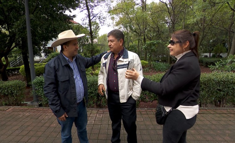 Una pareja de Tijuana (Baja California) reconoció al alcalde de Uruapan, en entrevista en la CDMX y le pidió una foto. 