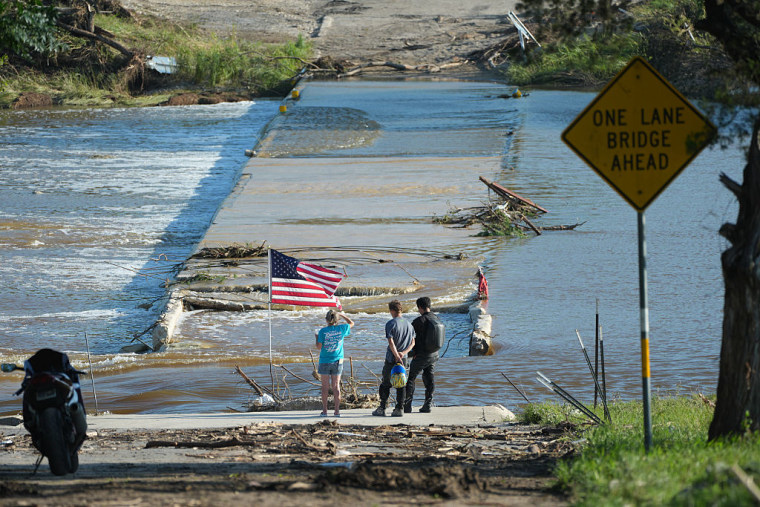 Un grupo de personas en las orillas del río Guadalupe, en Ingram, Texas, el 8 de julio de 2025.