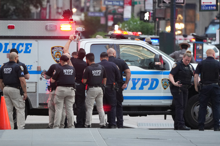 Oficiales del Departamento de Policía de Nueva York (NYPD) responden a un tiroteo en Midtown Manhattan de Nueva York el 28 de julio de 2025.