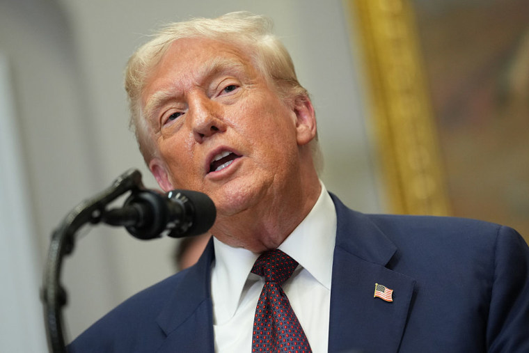 El presidente, Donald Trump, habla durante una ceremonia de firma de un decreto ejecutivo en la Sala Roosevelt de la Casa Blanca en Washington, D.C., el jueves 31 de julio de 2025.