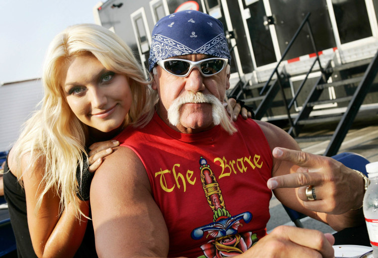 O abstrador pró Hulk Hogan (R) posa com sua filha Brooke Hohan no set de seu videoclipe 'Bout' em 6 de maio de 2006 em Los Angeles, Califórnia. 
