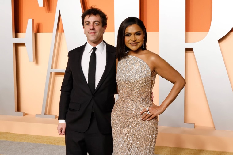 BJ Novak e Mindy Kaling participam do Oscar de Vanity Fair 2025 Party organizado por Radichika Jones no Wallis Annenberg Center for the Performing Arts em 2 de março de 2025 em Beverly Hills, Califórnia.  