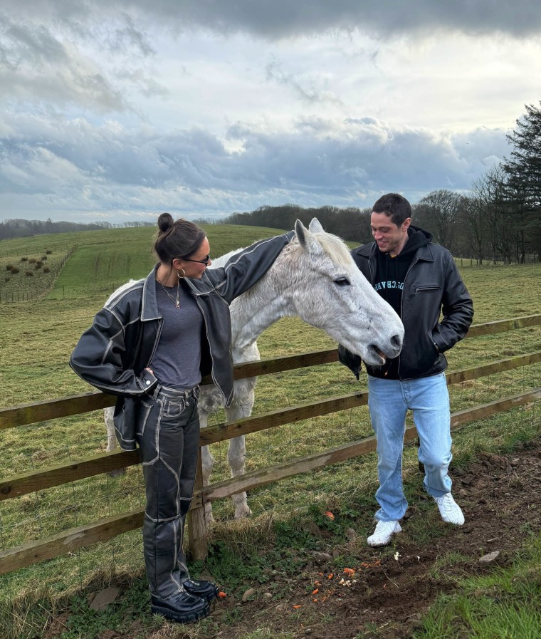 O casal fez uma viagem de um dia juntos ao campo em março.
