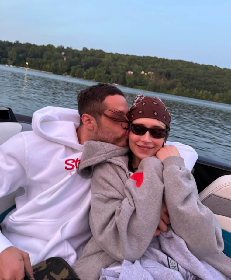 Hewitt compartilha vislumbres de sua vida com Davidson no Instagram.