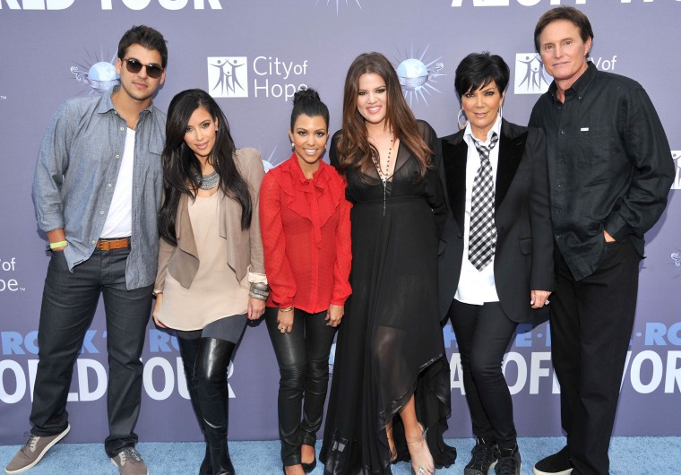 Rob Kardashian, Kim Kardashian, Kourtney Kardashian, Khloe Kardashian, Kris Jenner i Bruce Jenner "Miasto nadziei" Uhonorowanie Shelli i Irvinga Azoffa nagrodą Spirit of Life Award 2011 w Universal Studios Hollywood 7 maja 2011 r. W Universal City w Kalifornii.