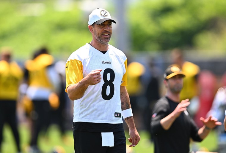 Aaron Rodgers #8 de los Pittsburgh Steelers observa durante el minicampamento en UPMC Rooney Sports Complex el 11 de junio de 2025 en Pittsburgh, Pennsylvania.