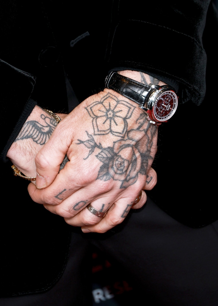 Adam Levine tatuou as mãos.