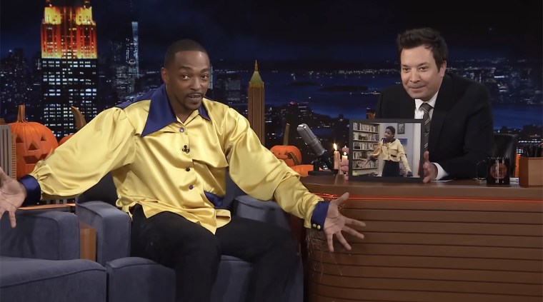 Anthony Mackie usa uma camisa inspirada no Malcolm-Jamal Warner's 