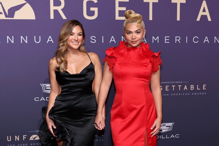Becca Tilley y Hayley Kiyoko asisten a inolvidables: la 22a Anual de los Premios Asiático Americanos en The Beverly Hilton el 14 de diciembre de 2024 en Beverly Hills, California.