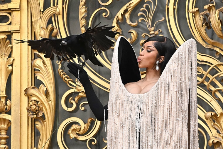Cardi B participa da alta costura de Schiaparelli Haute