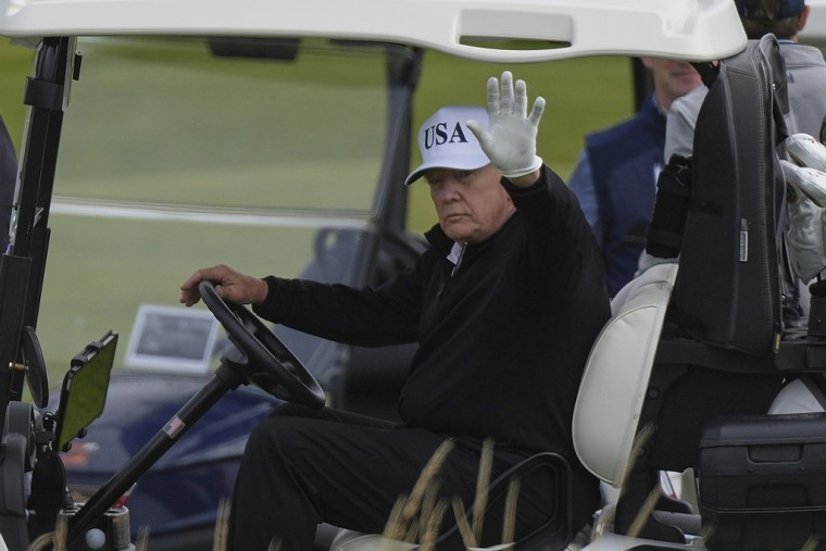 Trump juega golf en Escocia mientras manifestantes protestan y
