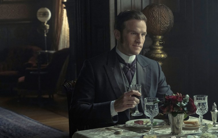 Anciano de Claybourne como John Adams en "La edad dorada."