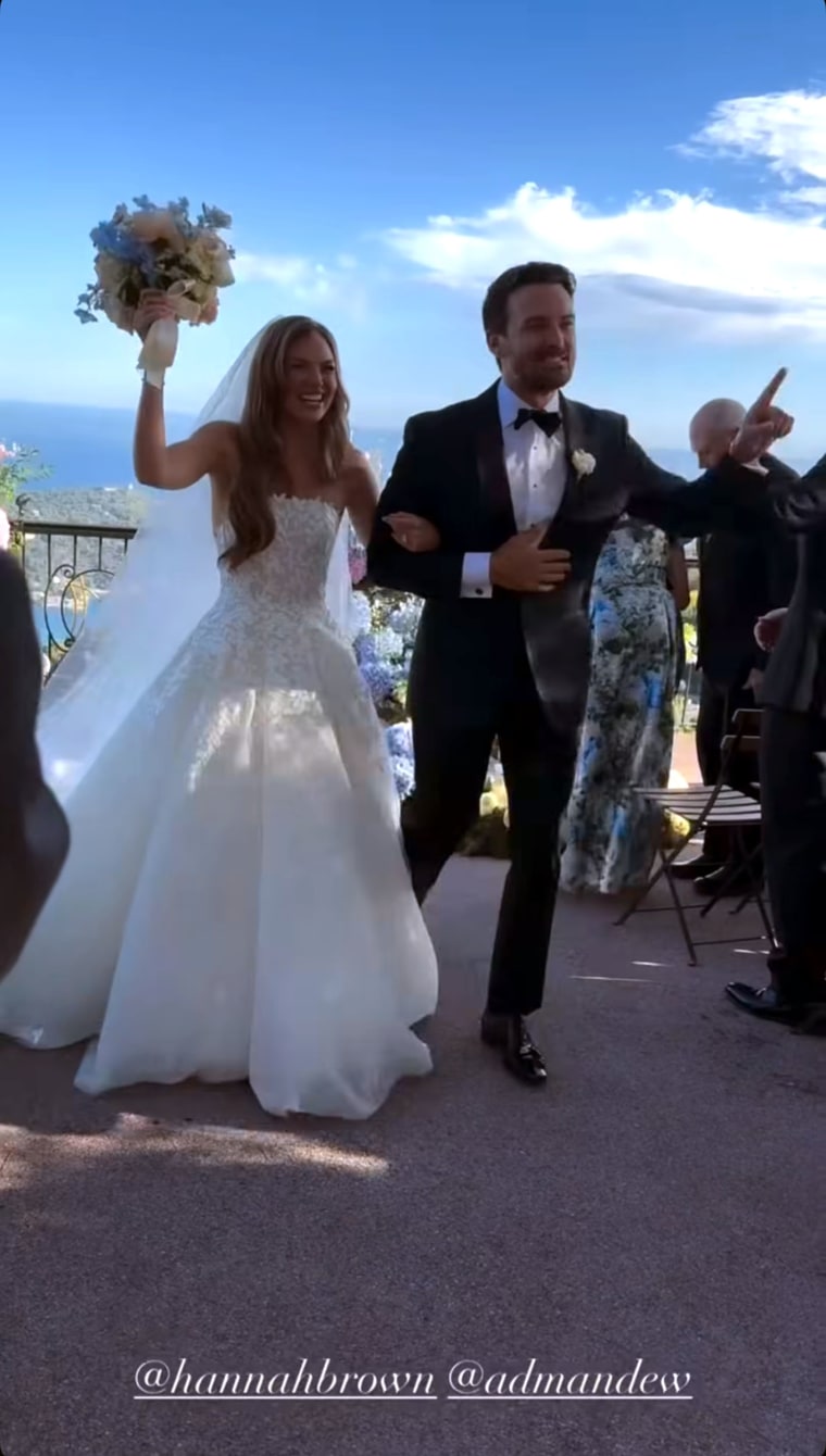 Anterior "Soltera" La estrella Hannah Brown y su prometido Adam Woolard se casaron el 26 de julio en Francia.
