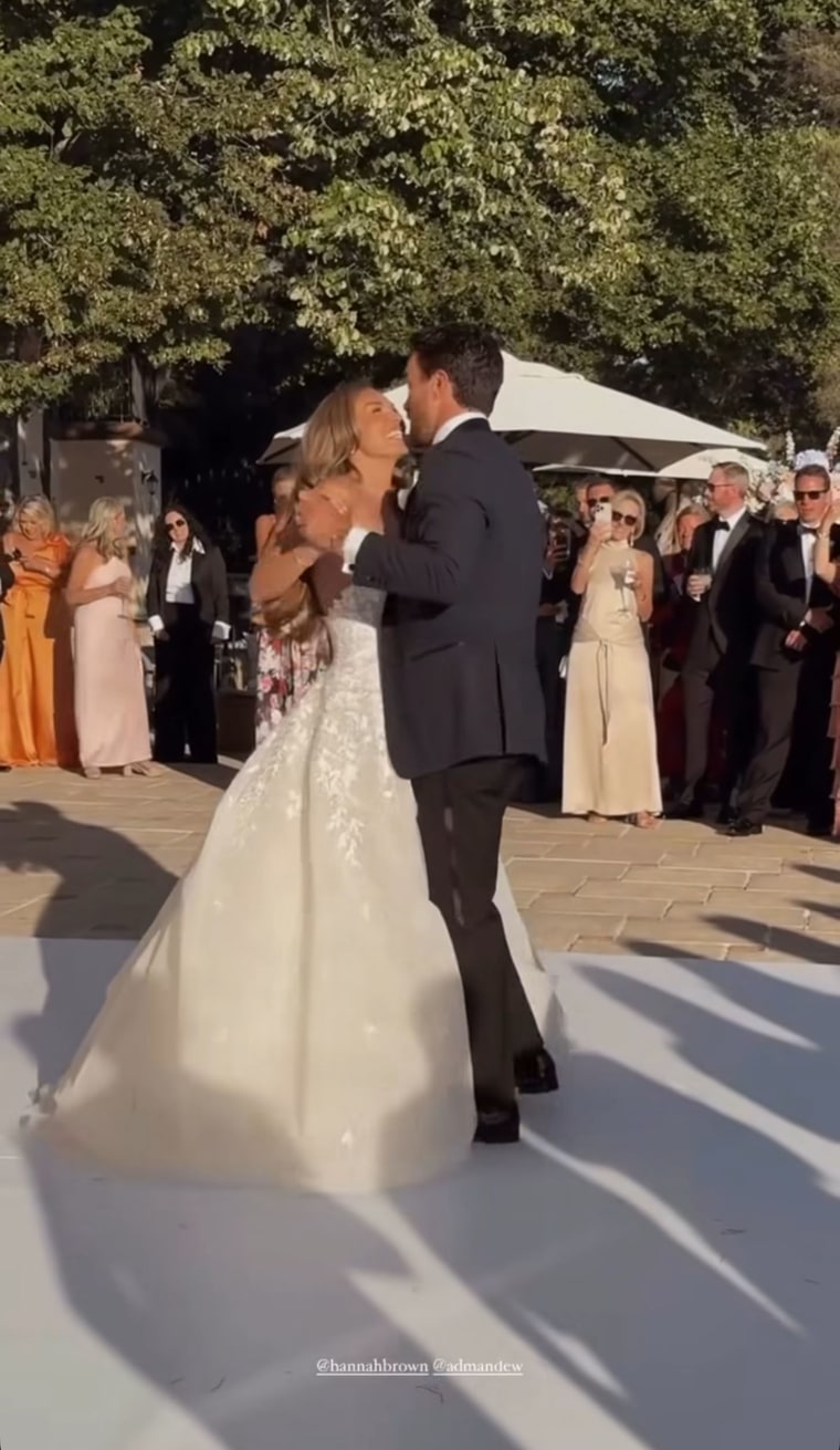 Brown compartió más de una docena de imágenes y videos tomados por invitados a la boda a su historia de Instagram.
