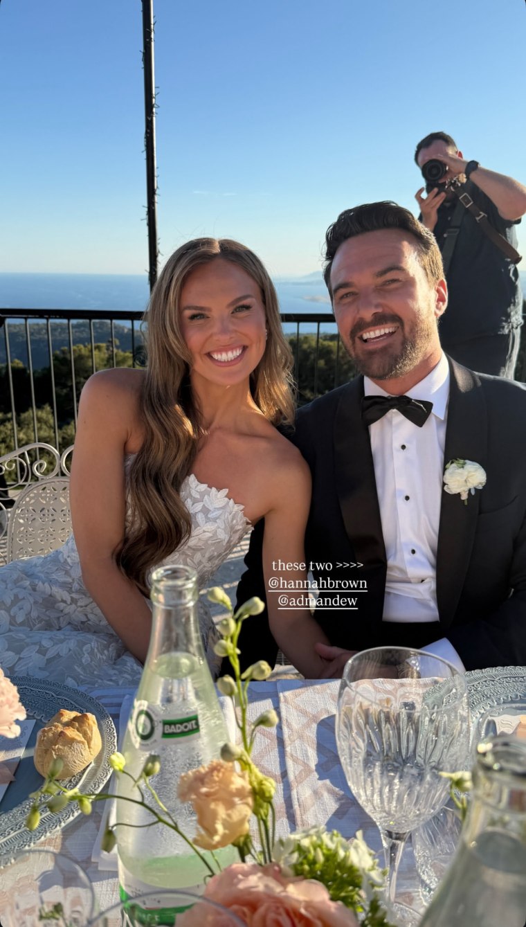 La sonrisa de recién casados en una foto publicada por Claire Bailey de Show Me Your Mumu, quien suministró vestidos para las damas de honor de Brown.