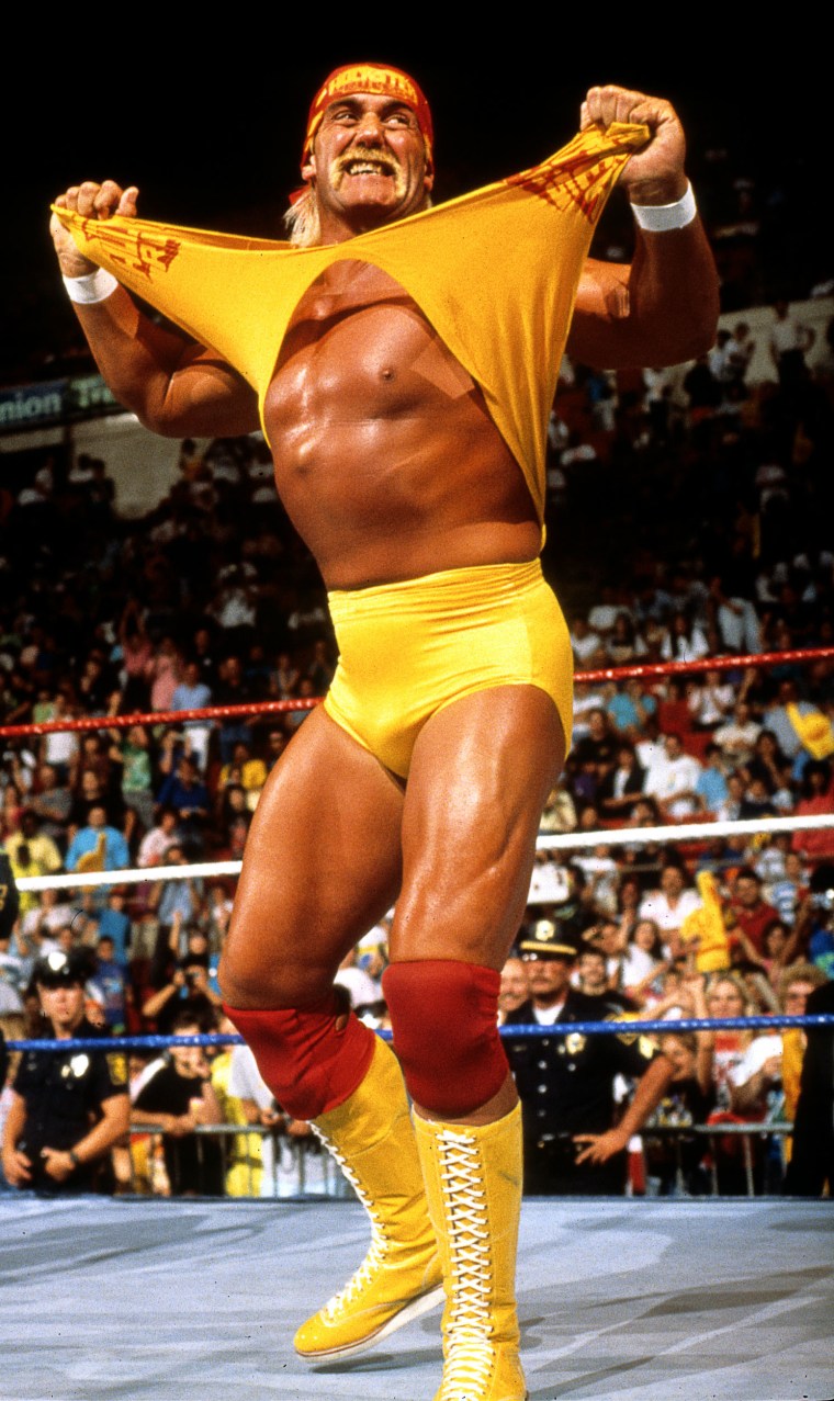 Hulk Hogan realiza su entrada durante un partido, mientras que con la WWE el 28 de julio de 1991 en Connecticut.
