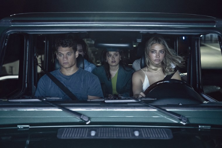 Tariq Withers, Sarah Pidgeon, Chase Sui se pregunta y Madelyn Cline en "Sé lo que hiciste el verano pasado."