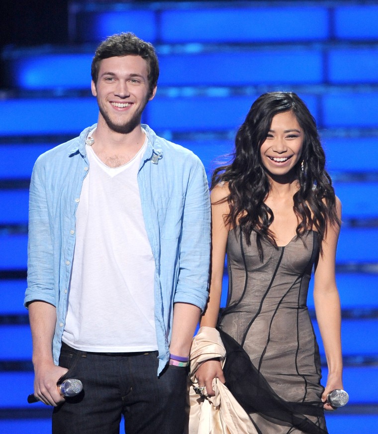 Os 2 melhores concorrentes Phillip Phillips e Jessica Sánchez durante o final da temporada 11 de 