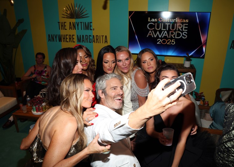 Britani Bateman, Angie Katsanevas, Mary Cosby, Lisa Barlow, Heather Gay, Meredith Marks y Andy Cohen en LAS Culturistas Culture Awards.