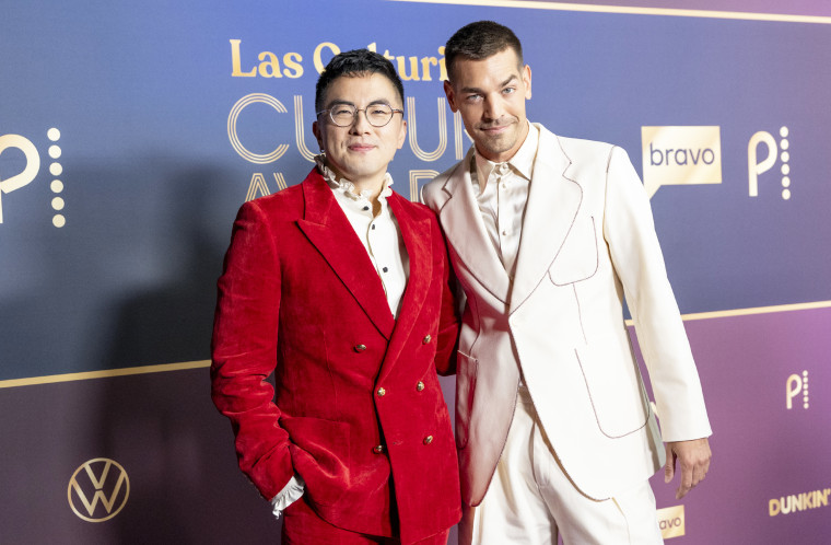 Bowen Yang y Matt Rogers en los premios de cultura de los culturistas de Las.