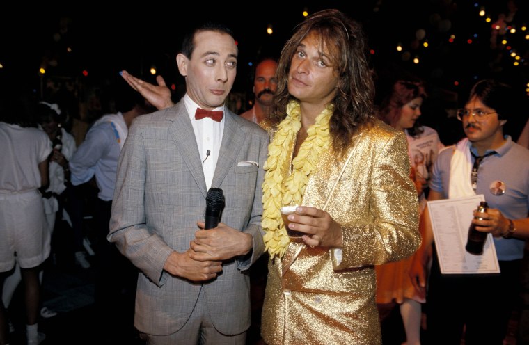 Paul Reubens como seu personagem Pee-Wee Herman e cantor David Lee Roth na estréia do filme 
