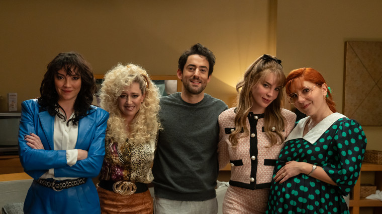 Regina Blandón como Yuri Bosé, e Mariana Treviño como Lupita Romo, Luis Gerardo Méndez como Emmanuel Mijares, Belinda como Daniela Levy de Mijares e Diana Bovi, como Dulce D'Alessio em 