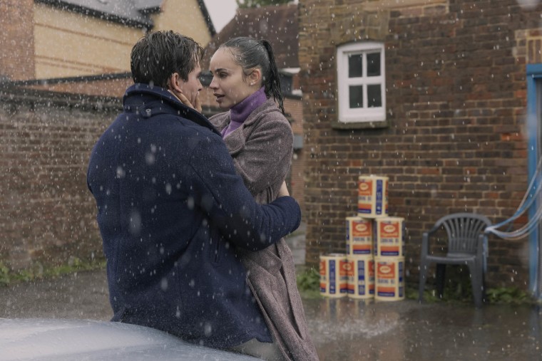 Corey Mylchreest como Jamie e Sofia Carson como Anna no meu ano de Oxford. 