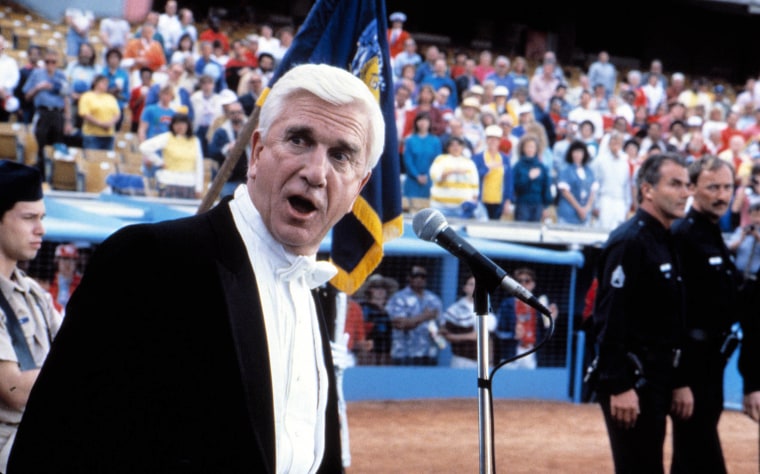 Leslie Nielsen canta o hino nacional em 