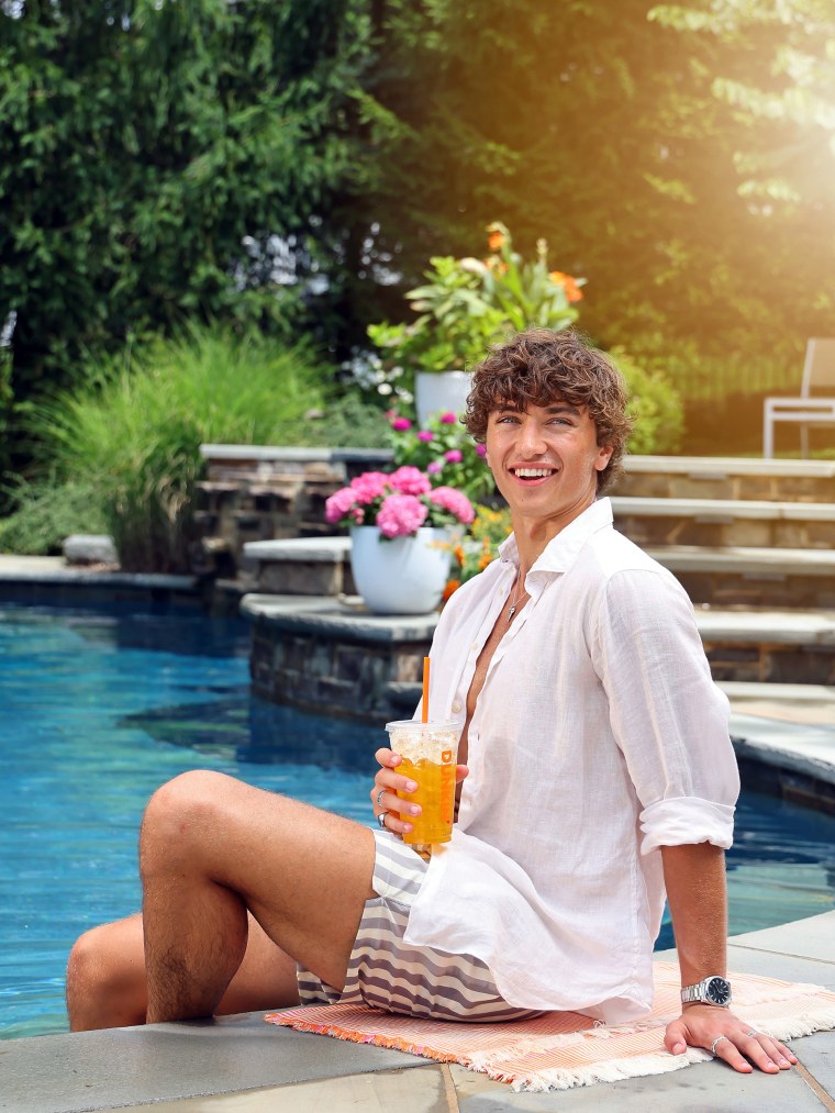 Gavin Casalegno strzela do Golden Hour Refresher Dunkina.