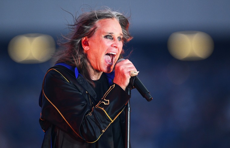 Ozzy Osbourne actuando.