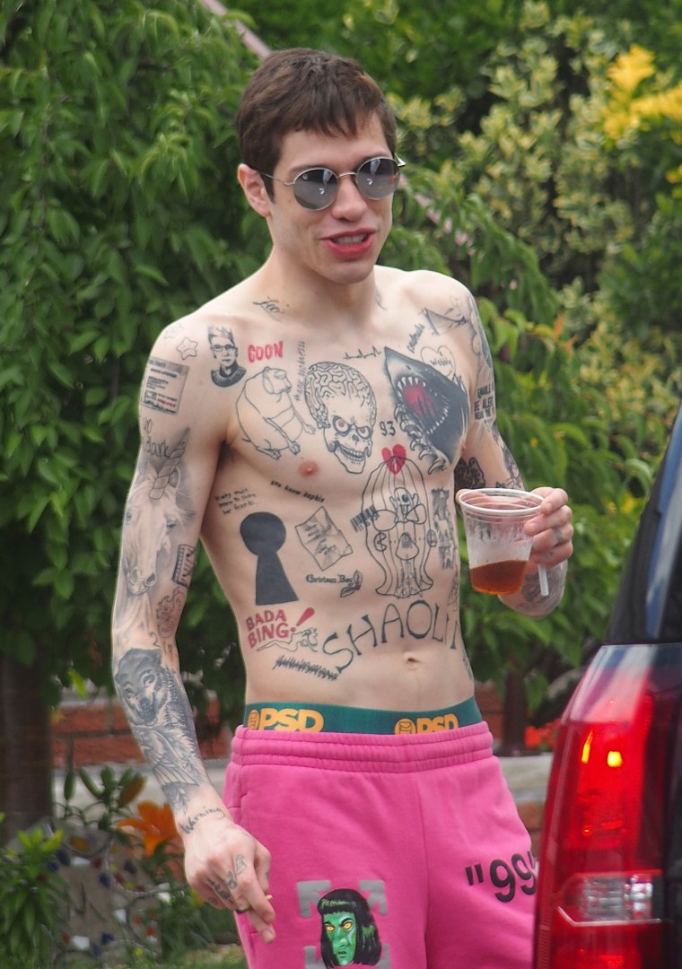 Pete Davidson no set de um projeto Judd Apatow/Pete Davidson sem um título conhecido como 