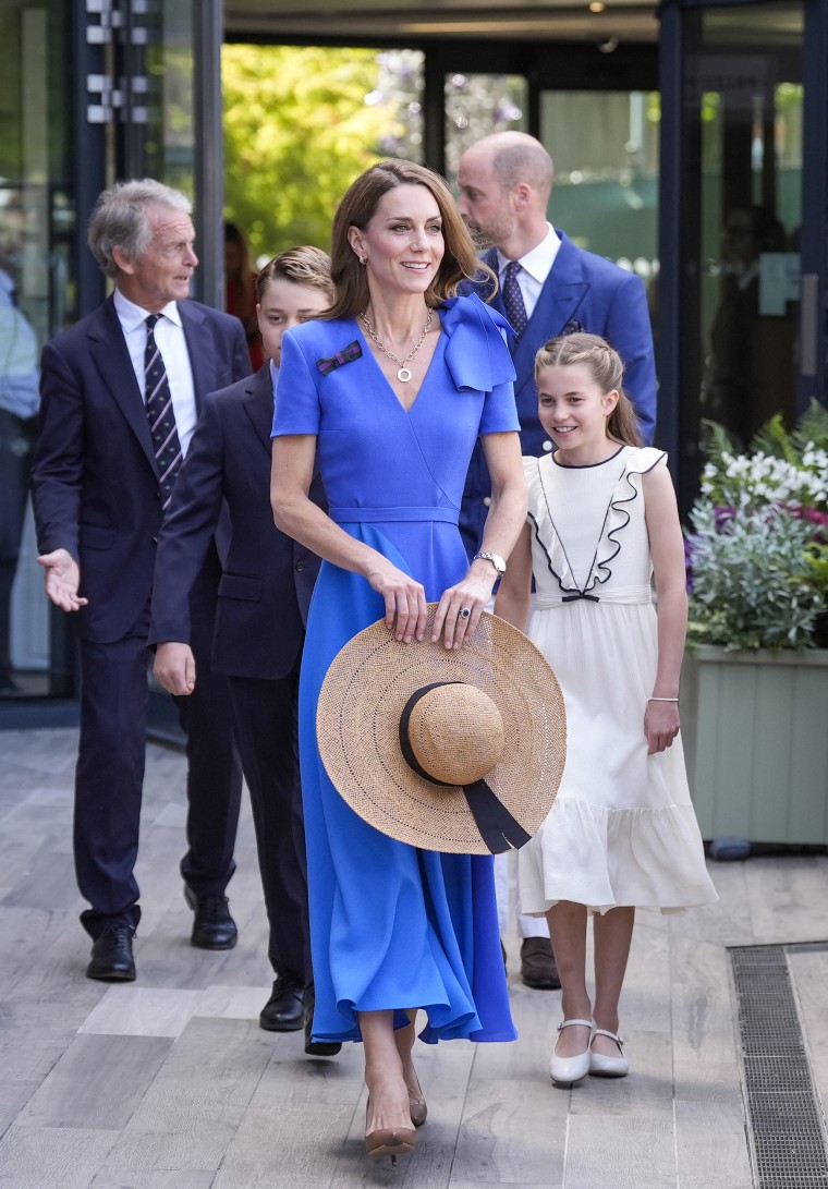 Katarzyna Wielkiej Brytanii, księżniczka Walii, brytyjska księżniczka Charlotte z Walii i brytyjski książę William, książę Walii przybywają do Wimbledonu.