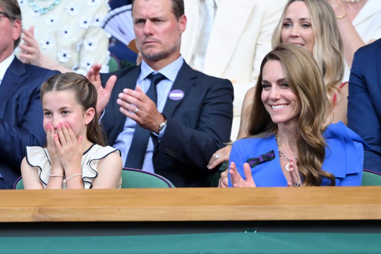 Księżniczka Charlotte z Walii i Catherine, księżniczka Walii obserwują mistrzostwa w tenisa w Wimbledonie.