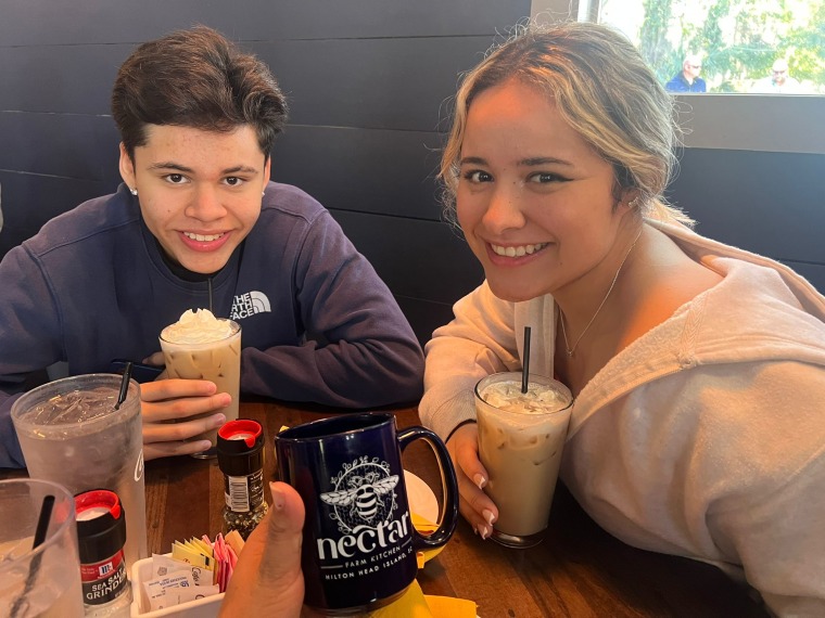 Rodrigo Sandoval, junto con su hermana Alexandra.