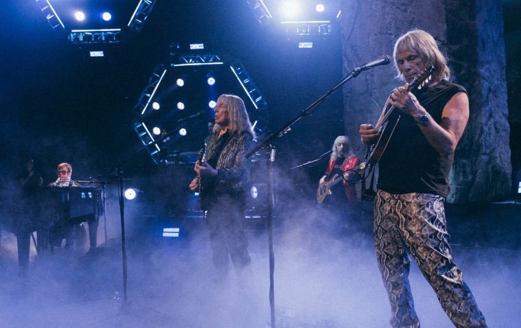 Christopher Guest, Harry Shearer i Michael McKean. Elton John