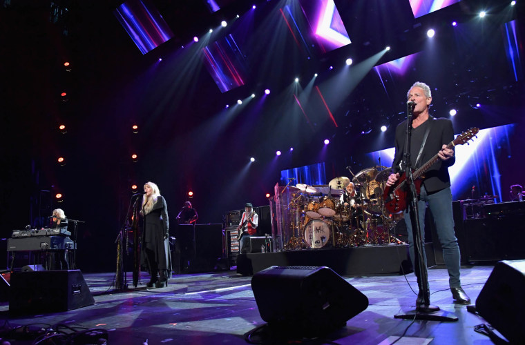 A homenageada Christine McVie, Stevie Nicks, John McVie, Mick Fleetwood e Lindsey Buckingham tocam no palco no ano do ano de Musicares em homenagem a Fleetwood Mac no Radio City Music Hall em 26 de janeiro de 2018 na cidade de Nova York. 